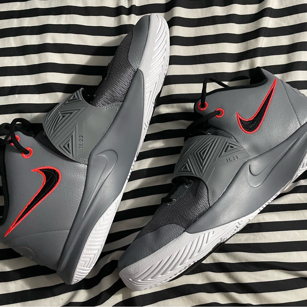 New nike size 13 Kyrie Irving Flytrap 3 cool gray 2019